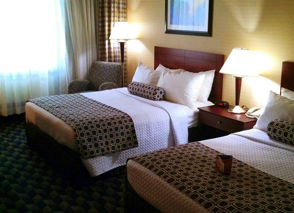 Crowne Plaza Cleveland Airport By Ihg Hotel Middleburg Heights Exterior photo