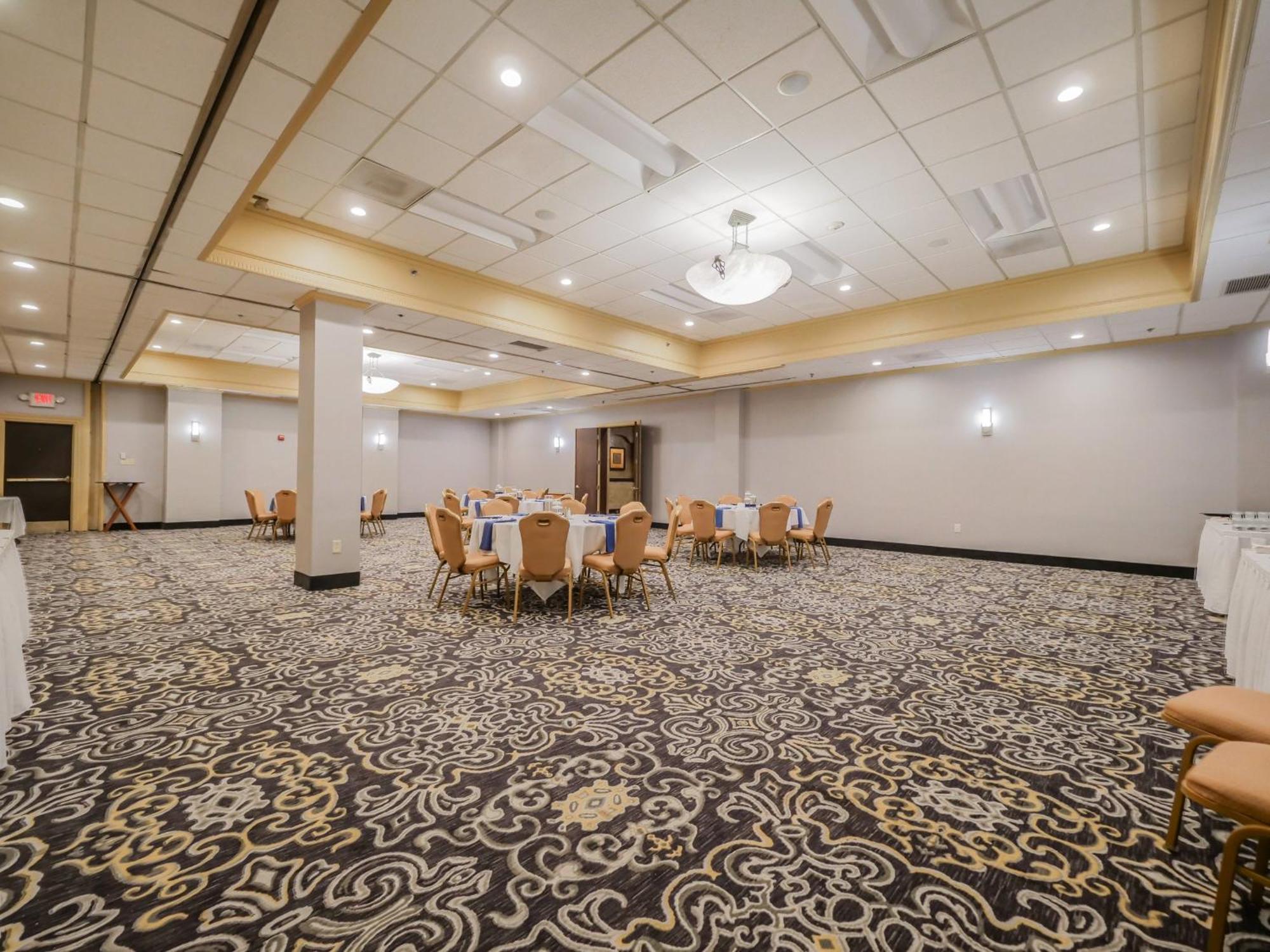 Crowne Plaza Cleveland Airport By Ihg Hotel Middleburg Heights Exterior photo